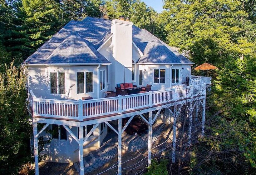 Secluded Retreat W/ Hot Tub & Game Room!