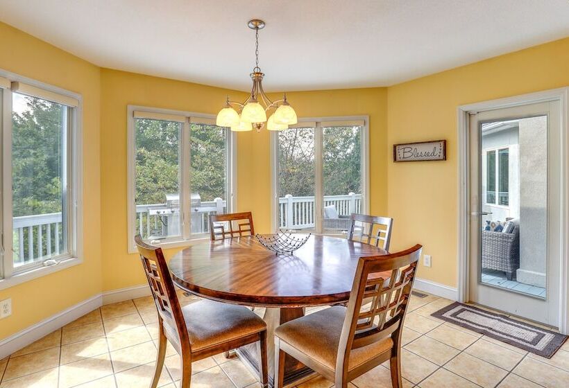 Secluded Retreat W/ Hot Tub & Game Room!