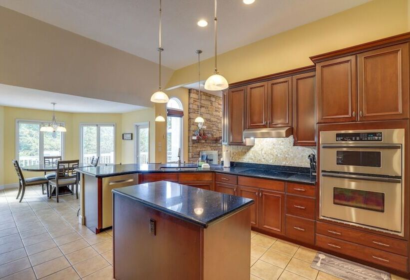 Secluded Retreat W/ Hot Tub & Game Room!