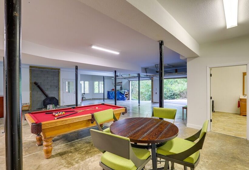 Secluded Retreat W/ Hot Tub & Game Room!