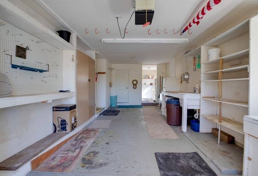 Bay City Vacation Rental Escape ~ 5 Mi To Marina!