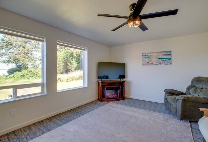 Bay City Vacation Rental Escape ~ 5 Mi To Marina!