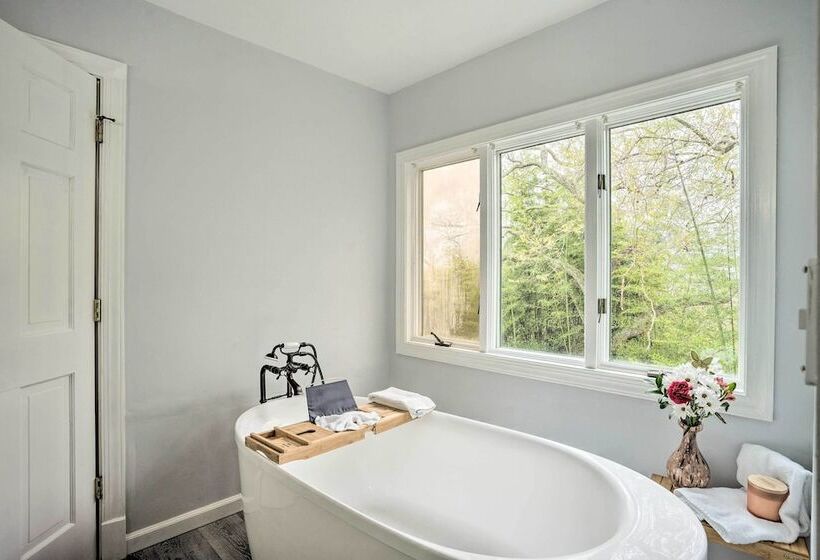 Beachfront Urbanna Home W/ Gas Grill & Deck!