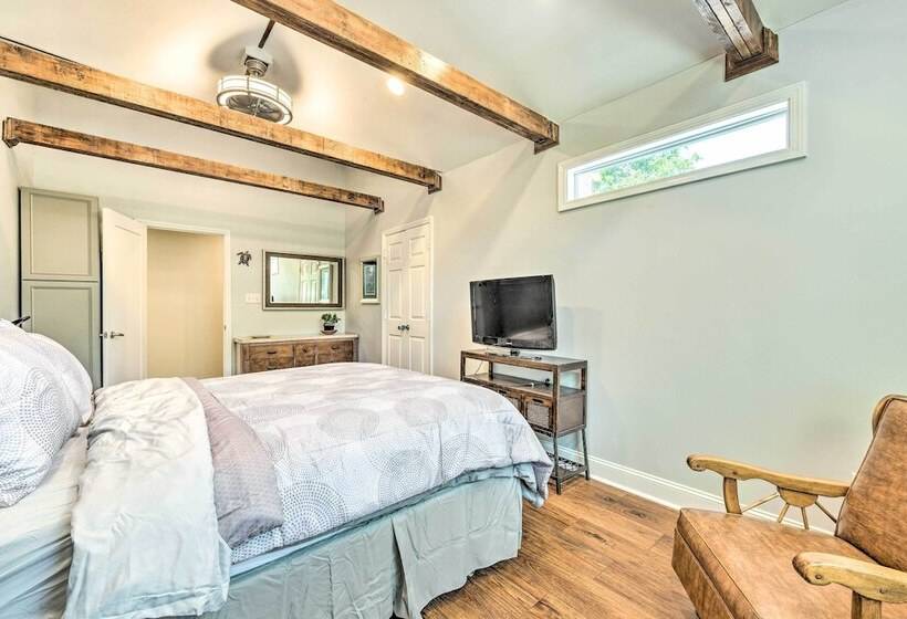 Beautiful Charlotte Home W/ Pool & Hot Tub!