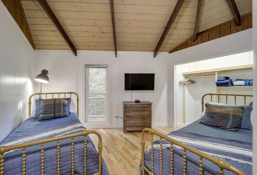 Beech Mountain Cabin W/ Hot Tub: 1 Mi To Slopes!