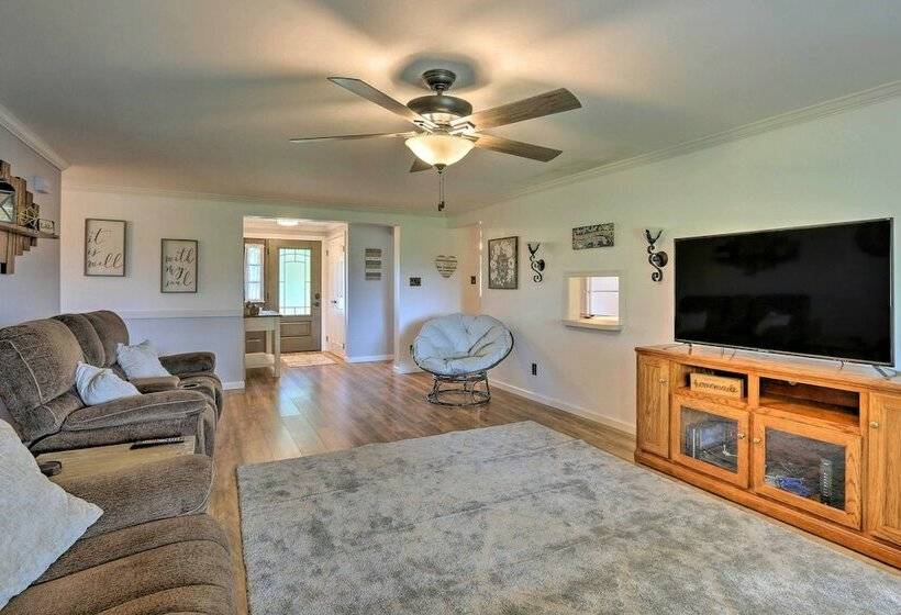 Berryville Home Near Wineries: Mountain Views