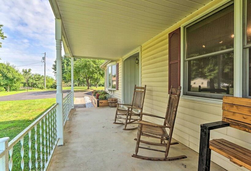 Berryville Home Near Wineries: Mountain Views