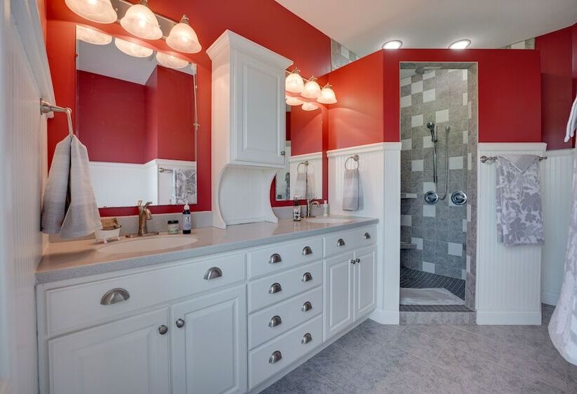 Blue Birds Perch: Stunning Home On Private Hilltop