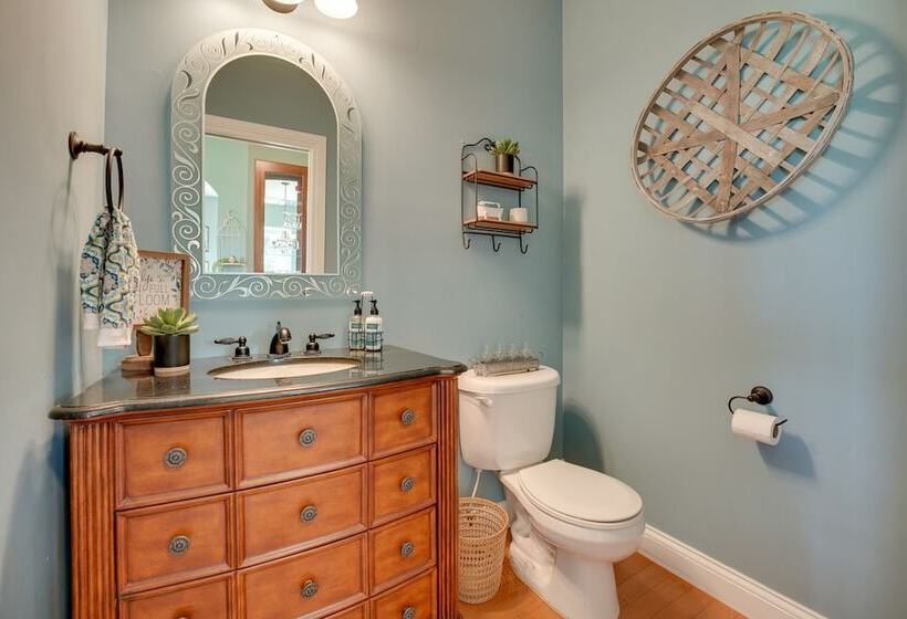 Blue Birds Perch: Stunning Home On Private Hilltop