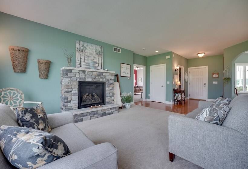 Blue Birds Perch: Stunning Home On Private Hilltop