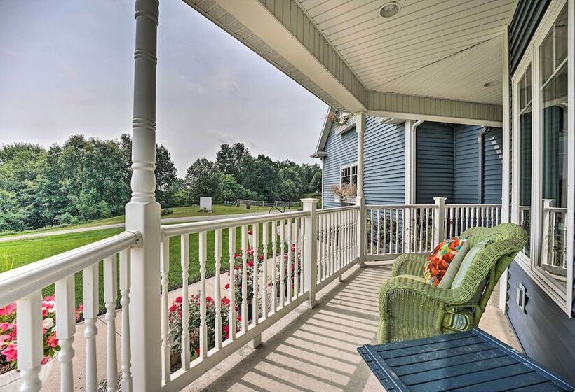 Blue Birds Perch: Stunning Home On Private Hilltop