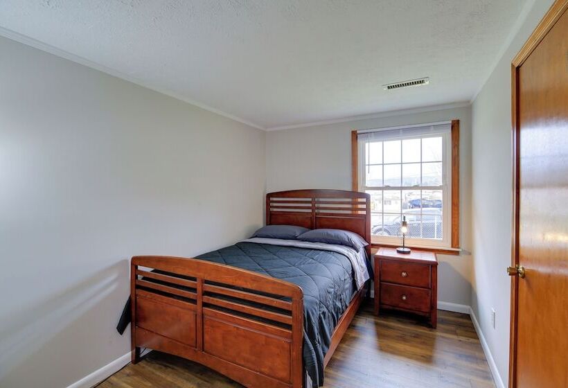 Bluefield Home W/ Covered Deck Near Parks!