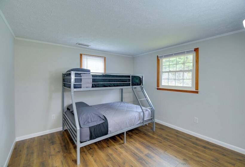 Bluefield Home W/ Covered Deck Near Parks!