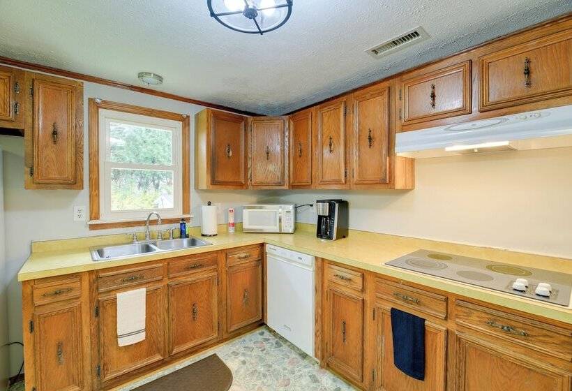 Bluefield Home W/ Covered Deck Near Parks!