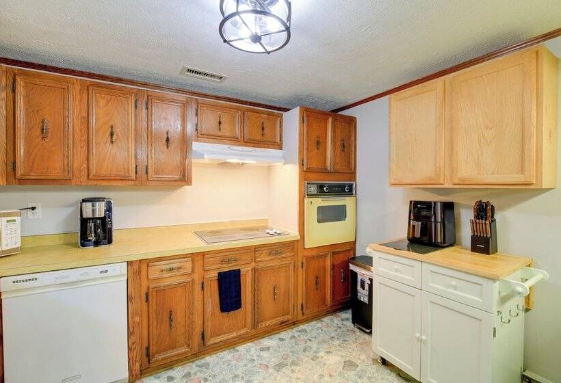 Bluefield Home W/ Covered Deck Near Parks!