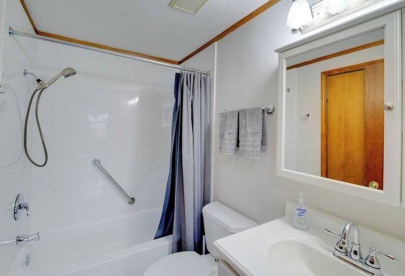 Bluefield Home W/ Covered Deck Near Parks!