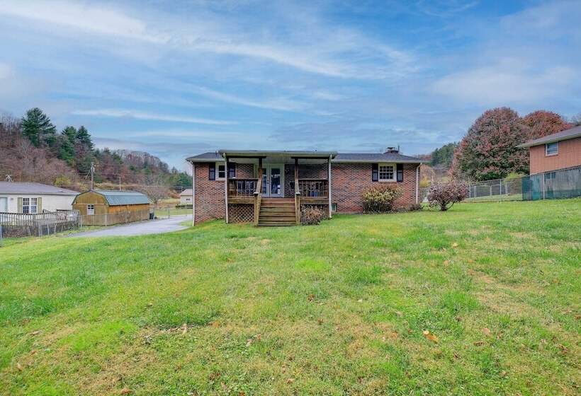 Bluefield Home W/ Covered Deck Near Parks!