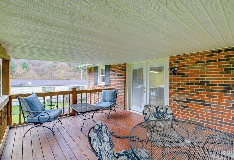 Bluefield Home W/ Covered Deck Near Parks!