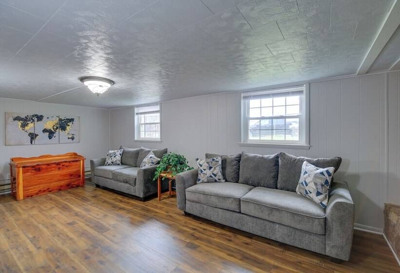 Bluefield Home W/ Covered Deck Near Parks!