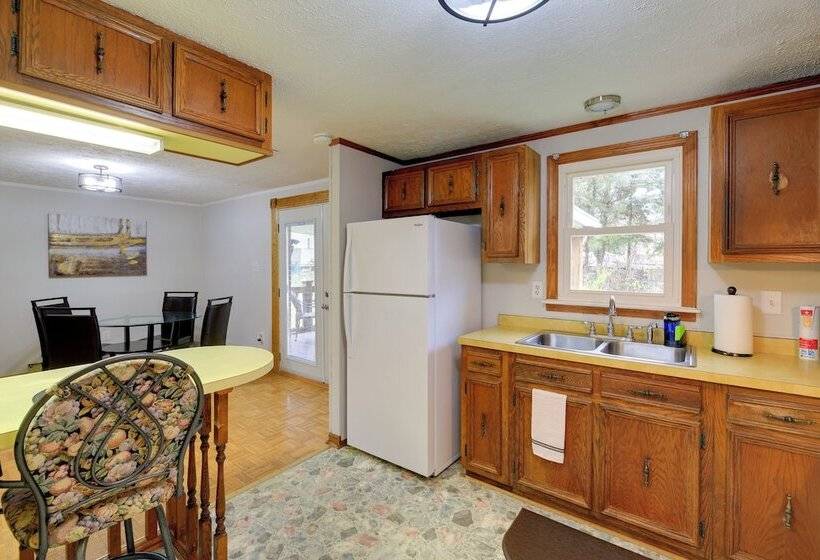 Bluefield Home W/ Covered Deck Near Parks!