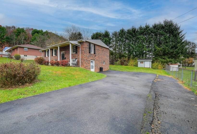 Bluefield Home W/ Covered Deck Near Parks!