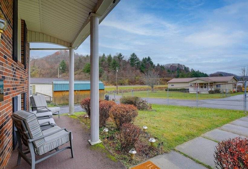 Bluefield Home W/ Covered Deck Near Parks!