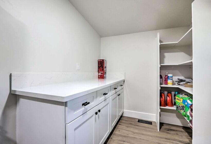 Boho Chic Folsom Retreat: Walkable Location!