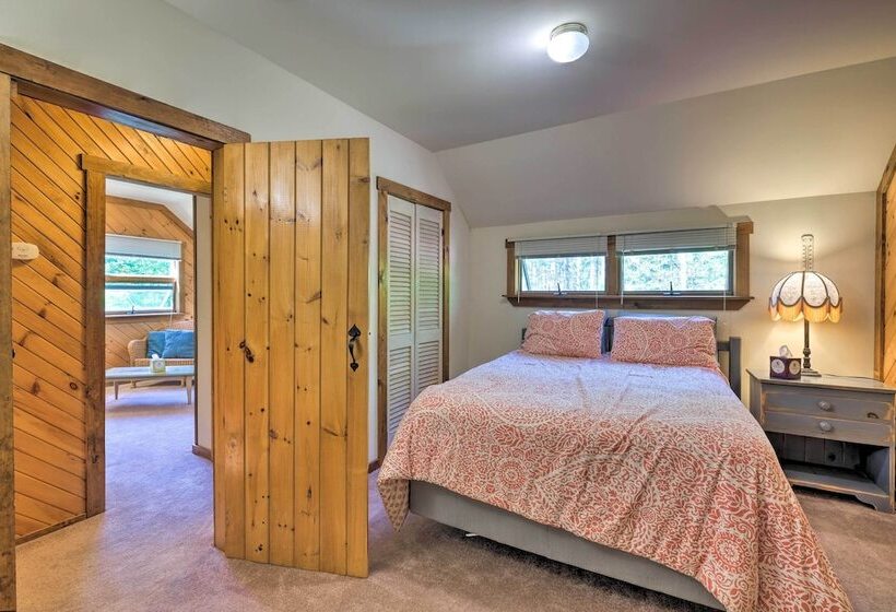 Boothbay Harbor Cabin W/spacious Deck & Yard!