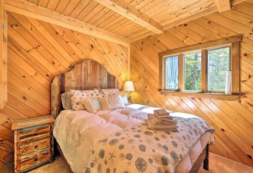 Boothbay Harbor Cabin W/spacious Deck & Yard!