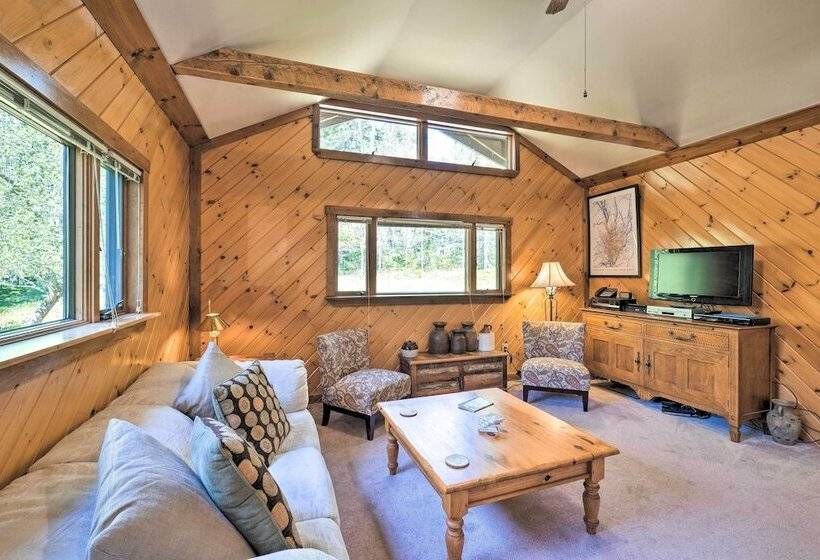 Boothbay Harbor Cabin W/spacious Deck & Yard!