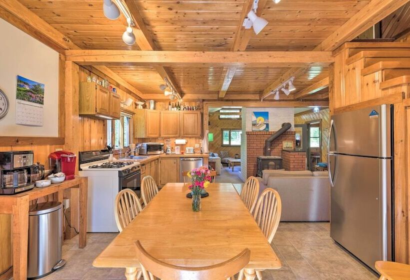 Boothbay Harbor Cabin W/spacious Deck & Yard!