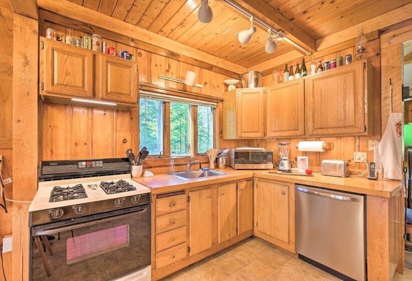 Boothbay Harbor Cabin W/spacious Deck & Yard!