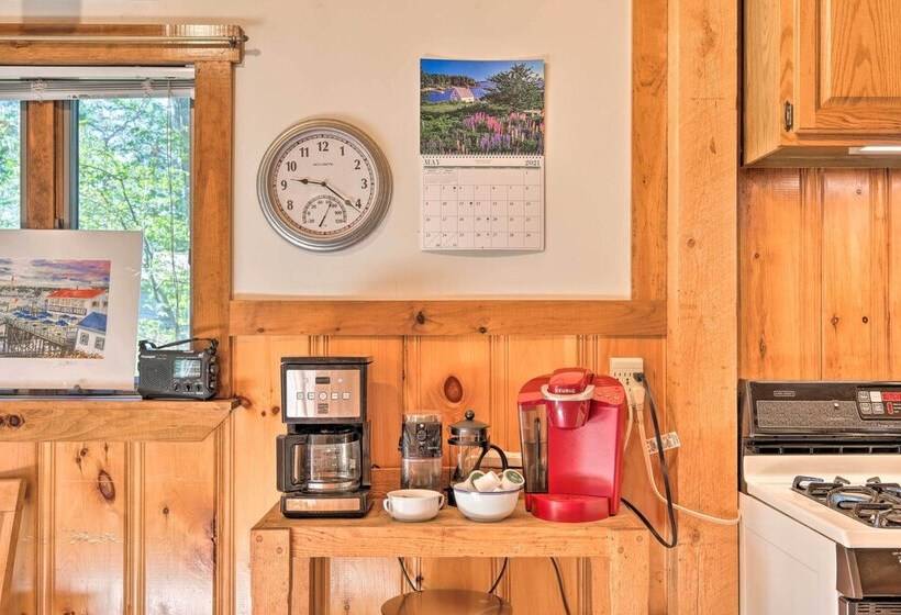 Boothbay Harbor Cabin W/spacious Deck & Yard!