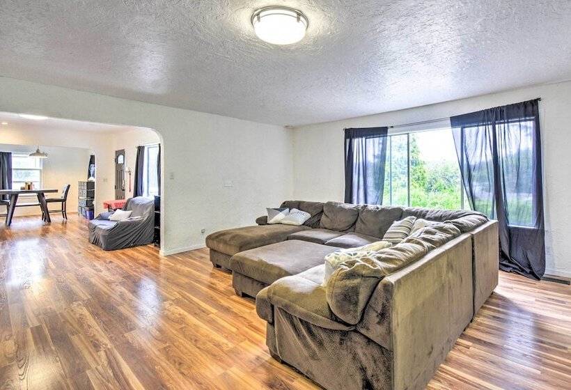 Bremerton Home: 2 Mi To Bremerton Boardwalk!