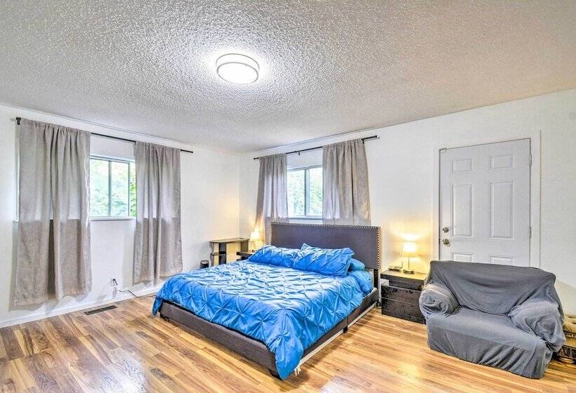 Bremerton Home: 2 Mi To Bremerton Boardwalk!