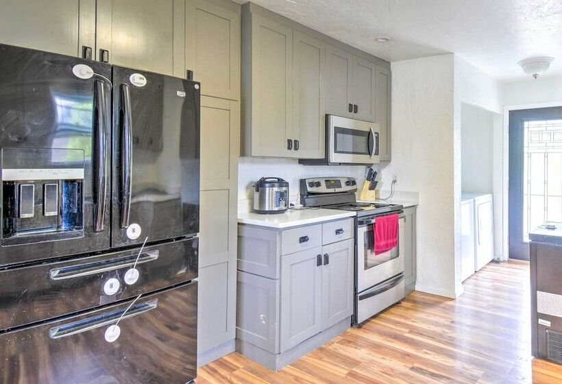 Bremerton Home: 2 Mi To Bremerton Boardwalk!