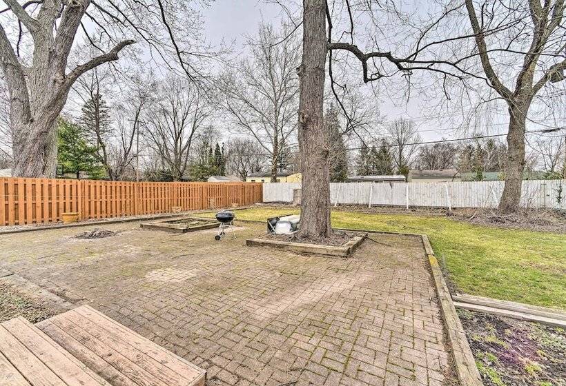Bright Ann Arbor Home W/ Yard, 3 Mi To U Of M