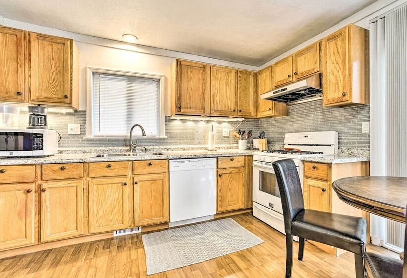 Bright Ann Arbor Home W/ Yard, 3 Mi To U Of M