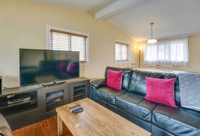 Bright Ann Arbor Home W/ Yard, 3 Mi To U Of M