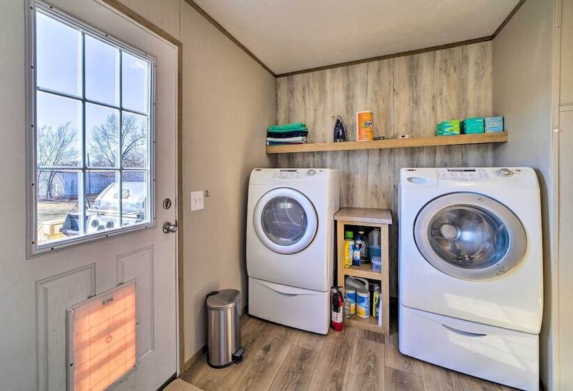 Bright Bernice Home W/ Yard, Close To Marinas!