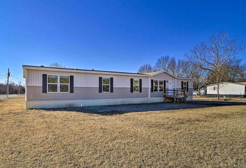 Bright Bernice Home W/ Yard, Close To Marinas!