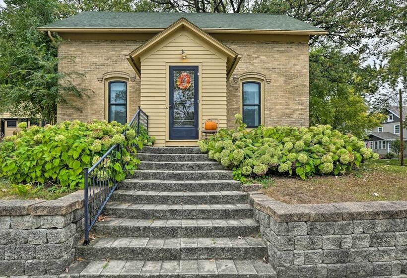 Bright Clear Lake Getaway, 4 Blocks To Downtown!