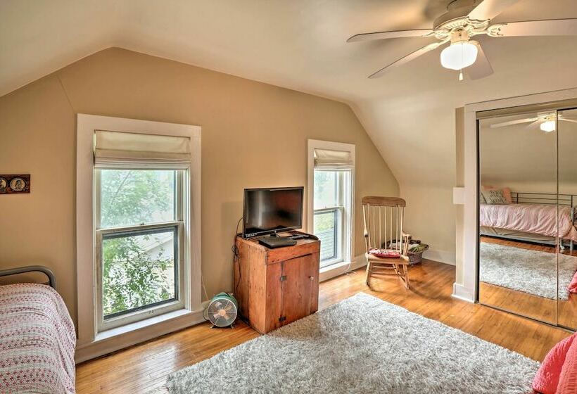 Bright Clear Lake Getaway, 4 Blocks To Downtown!