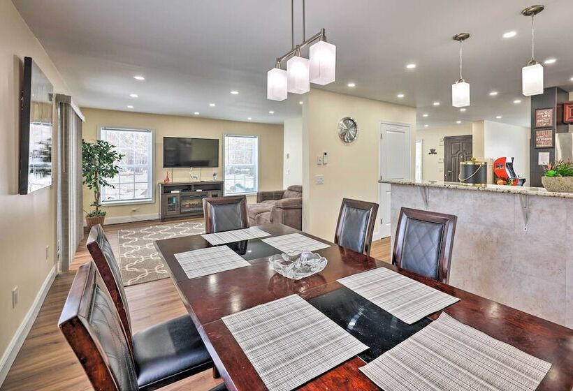 Bright Tobyhanna Home W/ Hot Tub & Fire Pit!