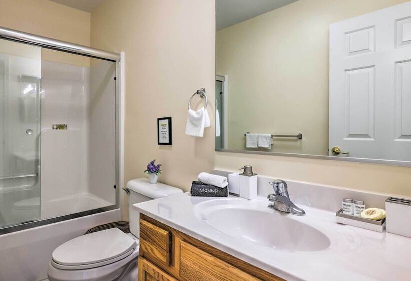 Bright Tobyhanna Home W/ Hot Tub & Fire Pit!