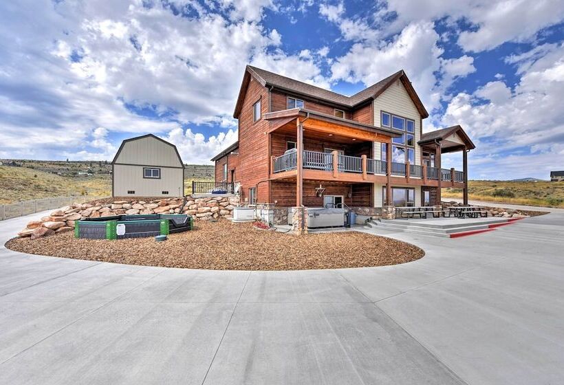 Cabin W/ Beach Access, Sport Court, Hot Tub & View