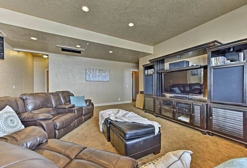 Cabin W/ Beach Access, Sport Court, Hot Tub & View