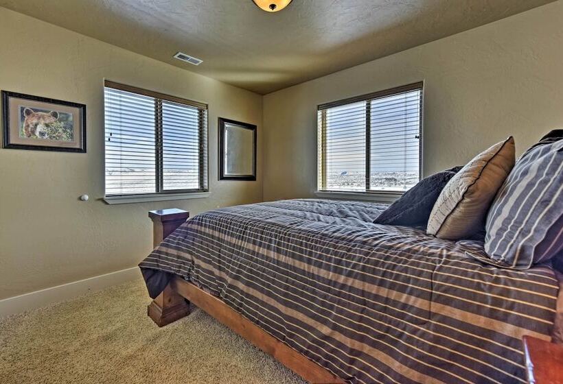 Cabin W/ Beach Access, Sport Court, Hot Tub & View