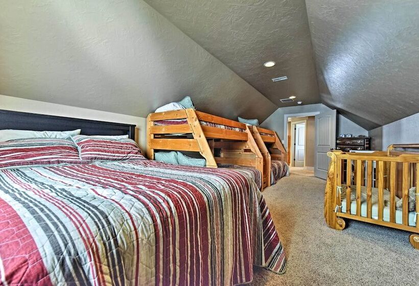 Cabin W/ Beach Access, Sport Court, Hot Tub & View