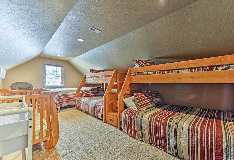 Cabin W/ Beach Access, Sport Court, Hot Tub & View